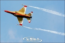 금빛 날개 펼친 T-50 골든 이글