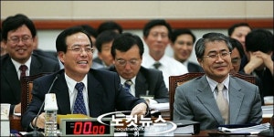 [NoCut포토] 이종백 국가청렴위원회 위원장 웃었다 말았네