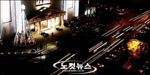 환하게 불 밝힌 성탄트리