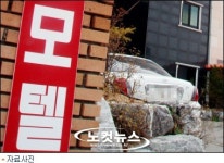 문 열린 모텔 객실 들어가 금품 털어