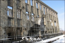 반 세기를 훌쩍 넘어 뼈대만이 앙상한 조선노동당사