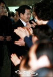박수갈채 받으며 당사 떠나는 정동영 후보