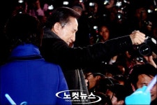 주먹 불끈 쥐는 이명박 당선자