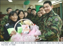 KT, 軍에 사랑 전해요…초콜릿·전화카드 전달