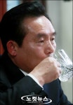 목 타는 이인제