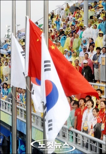 <올림픽>오성홍기 아래 게양된 태극기