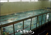 에어컨 없는 시립수영장 … 이용객 원성