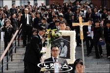 이어지는 故 장영희 교수 추모행렬