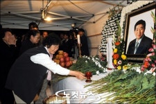 [盧 전 대통령 서거] 헌화하는 시민들