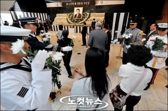 '줄잇는 애도의 물결'