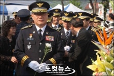 [盧 전 대통령 서거]'꽃을 든 경찰'