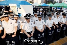 [화보]대한문 분향소 앞 보수-진보 충돌