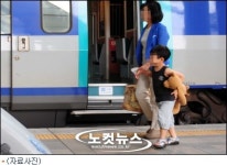 열차문에 아이 다리 낀 채 출발아찔