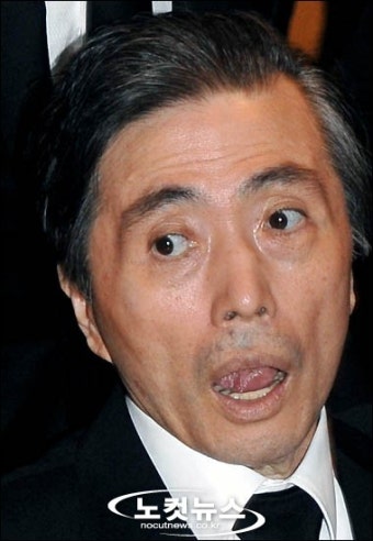 아버지 입관식 참석하는 김홍일 전 의원