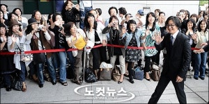 배용준에 환호하는 팬들