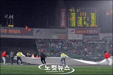 비로 경기 일시 중단되는 플레이오프 5차전