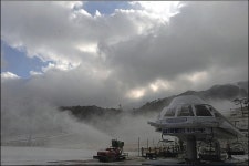 개장 준비 바쁘다. 바빠! 첫 눈내린 무주 리조트..