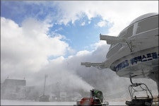 반갑다! 첫눈 개장준비에 한창인 무주리조트