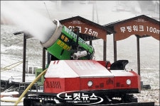 첫 눈 녹을라..쉴새없이 인공눈 만들어내는 제조기