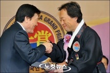 자랑스런 한국인상 수상하는 정명훈