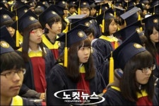 중학교 이색 학위 졸업식 ‥사각모에 졸업가운