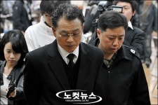 굳은 얼굴의 나재봉 장례위원장