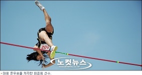 부산 도심서 국제장대높이뛰기 열려...인간새 향연