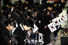 묵념하는 원정초등학교 학생들