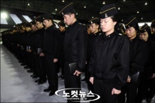 묵념하는 한국해양대학교 학생들