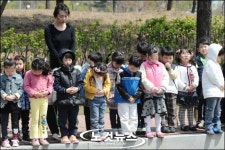 해군 유치원생들의 묵념