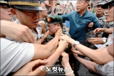 몸싸움 벌이는 고엽제전우회