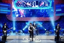 축하무대 꾸미는 씨앤블루