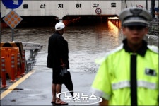 물에 잠긴 신용산 지하차도