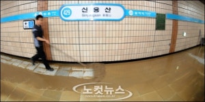 운행 재개 위해 구슬땀 흘리는 신용산역 직원