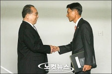 악수하는 남북 적십자 수석대표