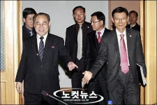 회담장으로 향하는 남북 적십자사 수석대표