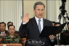 선서하는 김관진 국방장관 후보자