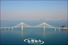 주차장 같네…거가대교 개통 첫 휴일 교통대란