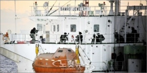 해적 8명 시신, 냉동고 보관…軍 삼호주얼리호 오만으로 이동중