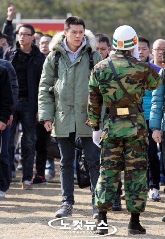 현빈, 동기들과 함께 '은근 긴장한 모습'