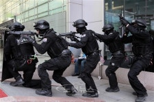 건물 진입하는 경찰특공대