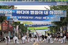 신촌거리는 축제중