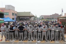 스크럼 짠 유성기업 노조