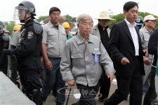 들어서는 유성기업 사장