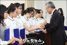 신정택 부산상의 회장, 부산국제외고에 장학금 전달