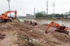 온통 토사로 뒤덮여..