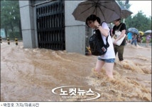 기습폭우 편의점은 남성용 XX 대박났네