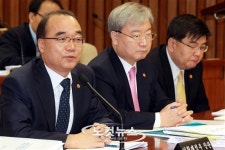 의원들의 질의에 답변하는 박재완 기획재정부 장관