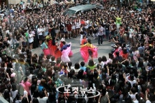 명동 거리 가득 메운 플래시몹 인파