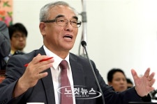 의원들의 질의에 답변하는 최광식 후보자